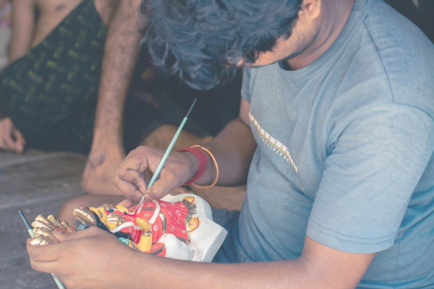 Atelier di ambrithenq con opere degli studenti esposte