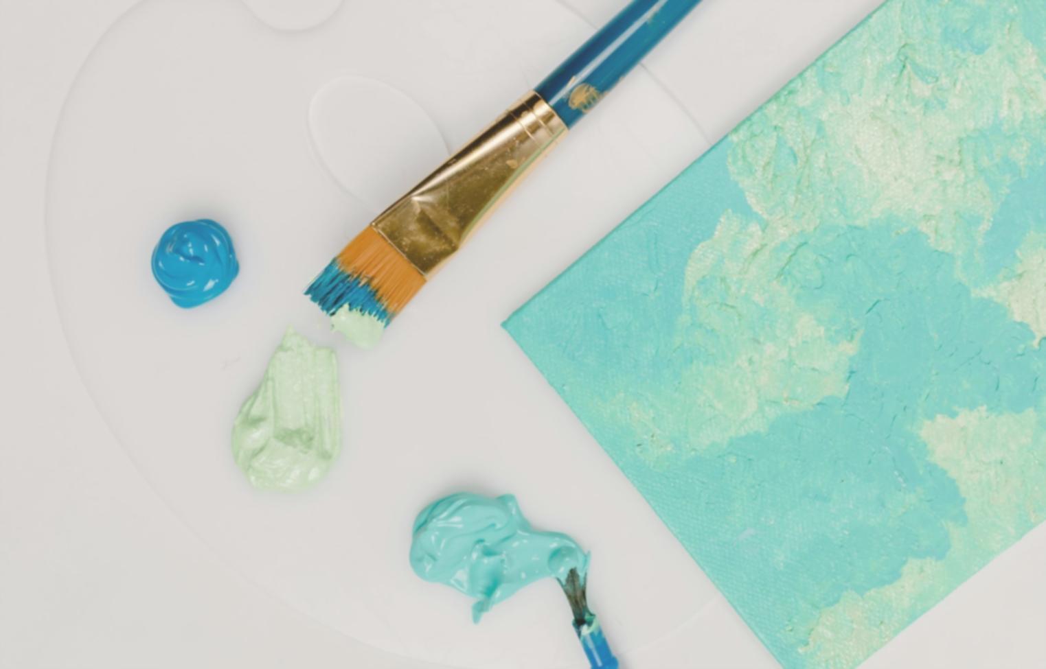 Setup di disegno digitale con tavoletta grafica e software di illustrazione