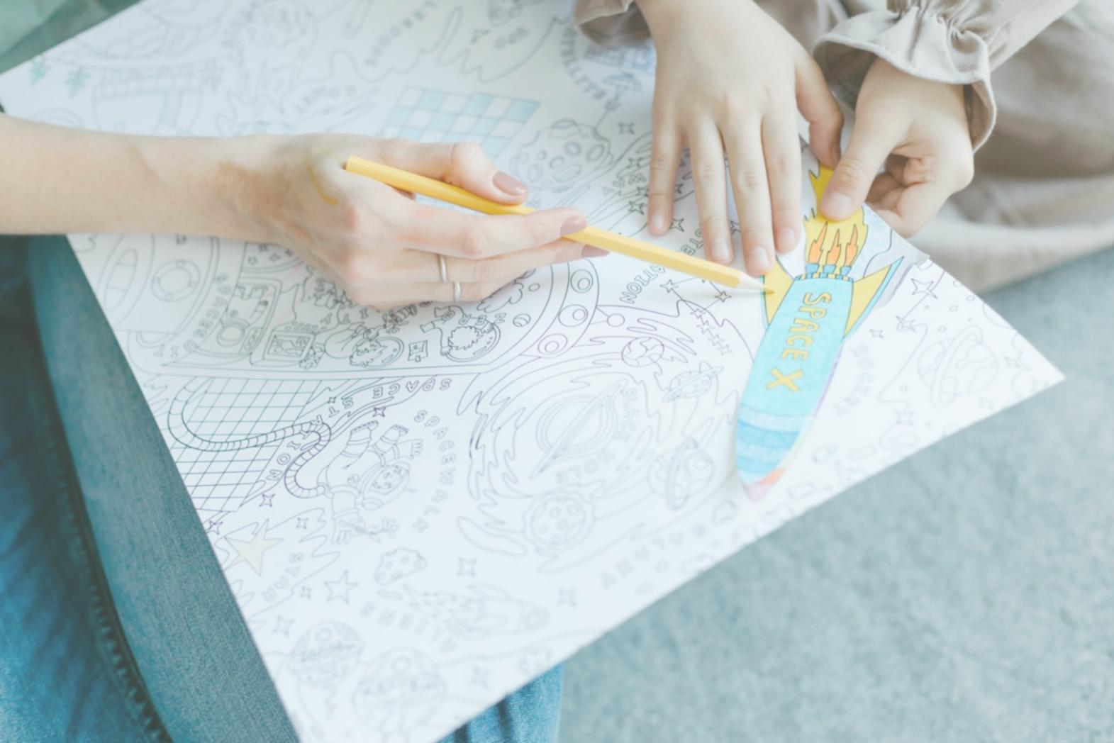 Studenti al lavoro durante una lezione di disegno presso ambrithenq