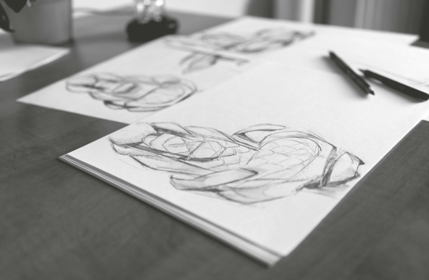Artista che utilizza tecniche avanzate di disegno con matite professionali