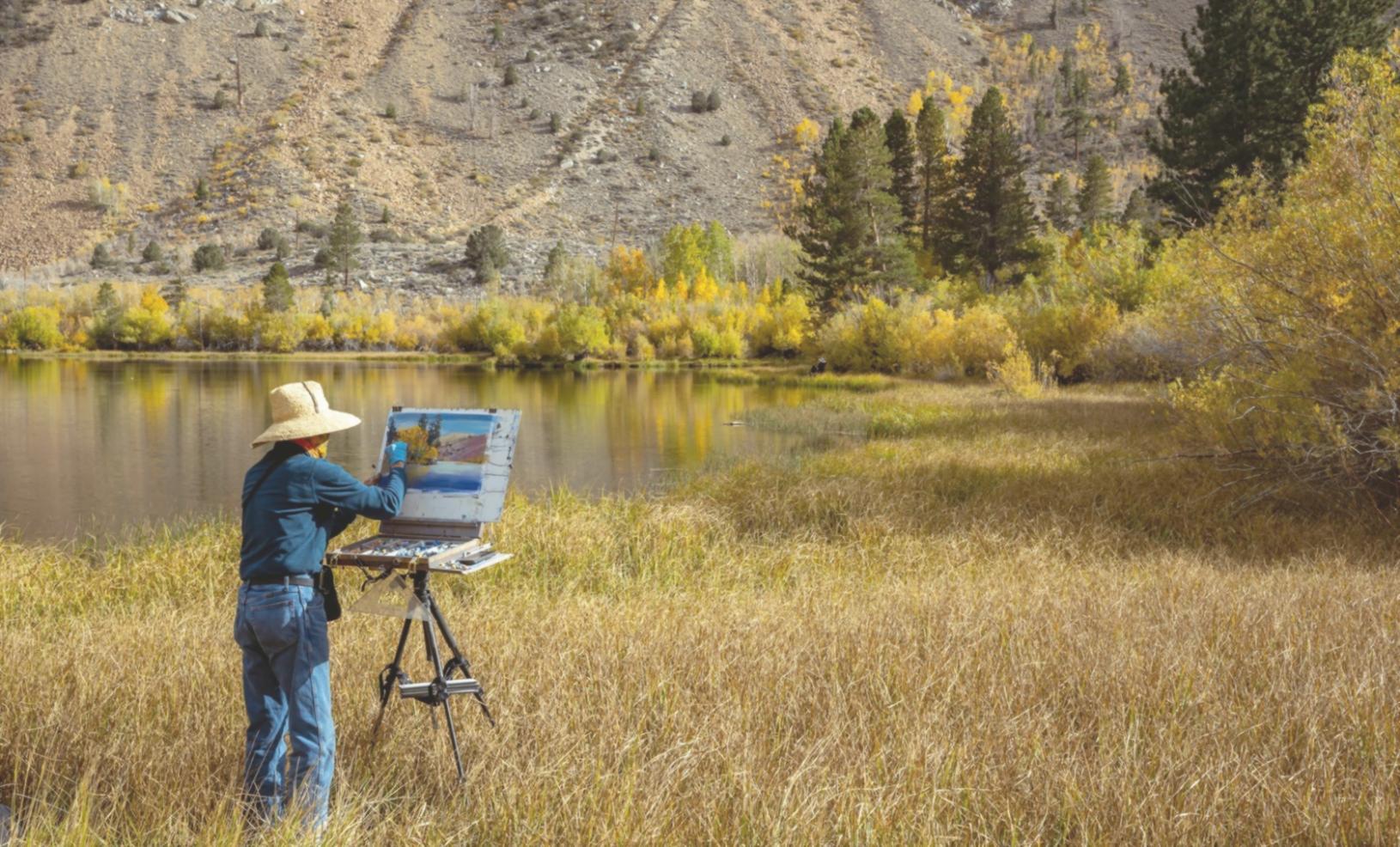Studente che pratica tecniche di sfumatura con carboncino
